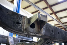 Load image into Gallery viewer, 05-15 Toyota Tacoma Access Cab Crew Cab Front Body Mount Right
