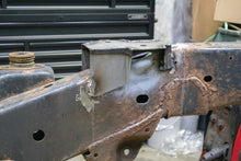 Load image into Gallery viewer, Rustbuster Front Bed Mount Left Side