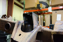 Load image into Gallery viewer, Rustbuster Front Bed Mount Right Side