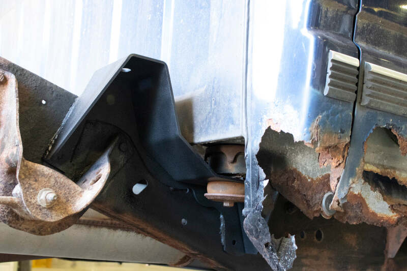 Rust Buster 1988-1998 Chevrolet & GMC C/K 1500 & 2500 Bed and Cab Mount Brackets - Right